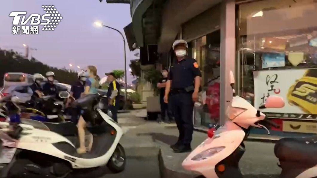 警方獲報後到場處理。(圖/TVBS)