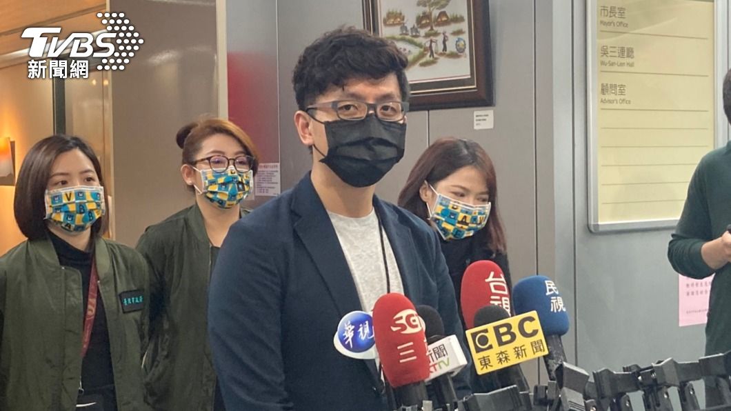 北市府副發言人魏佑任(前)。(圖/中央社)