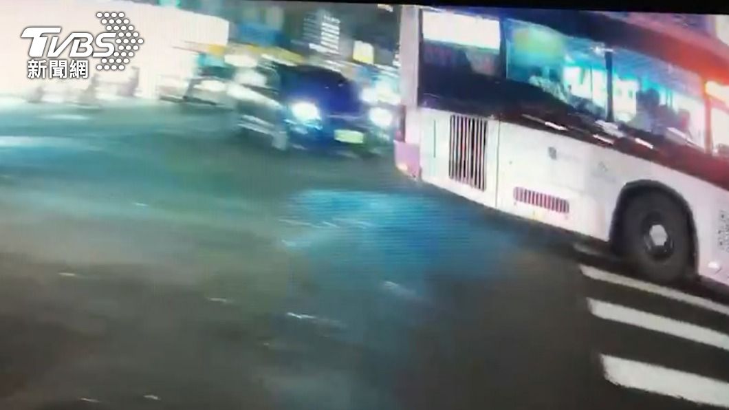 不滿公車切進車道！男駕駛怒按30秒喇叭　遭警秒開單