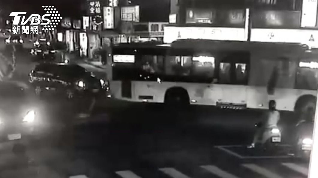 休旅車與公車左轉興隆路。(圖/TVBS)