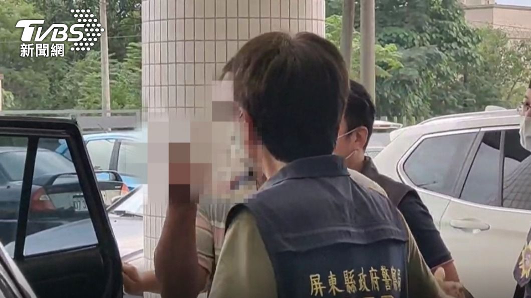 戳眼案楊男出院，解送時對鏡頭比中指。（圖／TVBS）