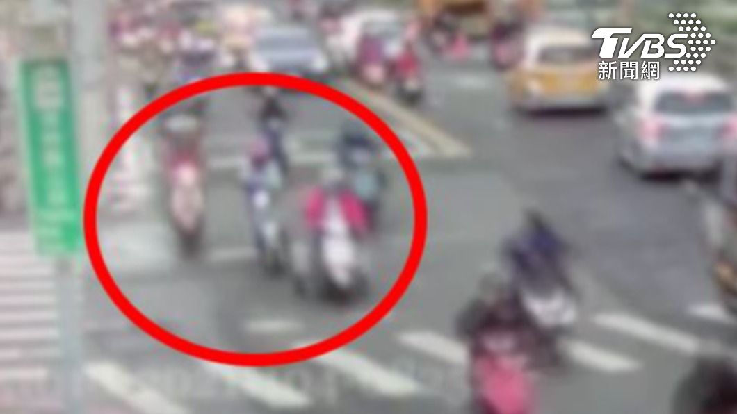 當時陳姓男子為了閃避前車突然往右邊切。(圖/TVBS)