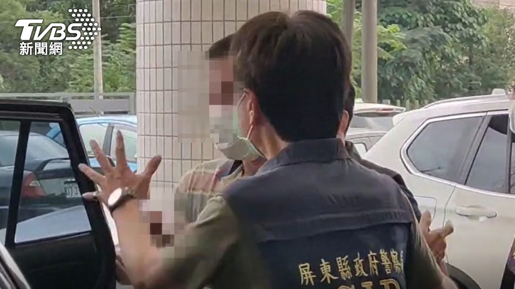 楊男隨即遭員警制止。(圖/TVBS)