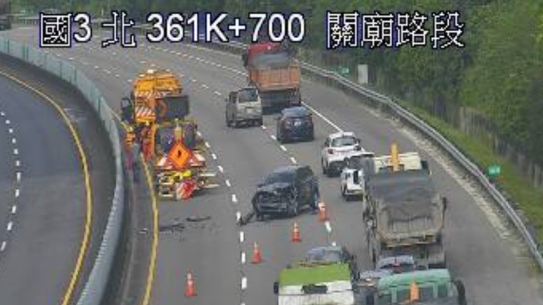 國3關廟段車禍!休旅車頭全毀 女駕駛腳傷送醫
