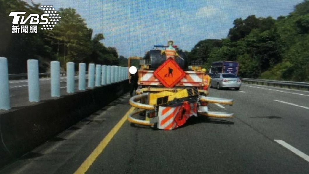 遭撞緩撞車。(圖/TVBS)