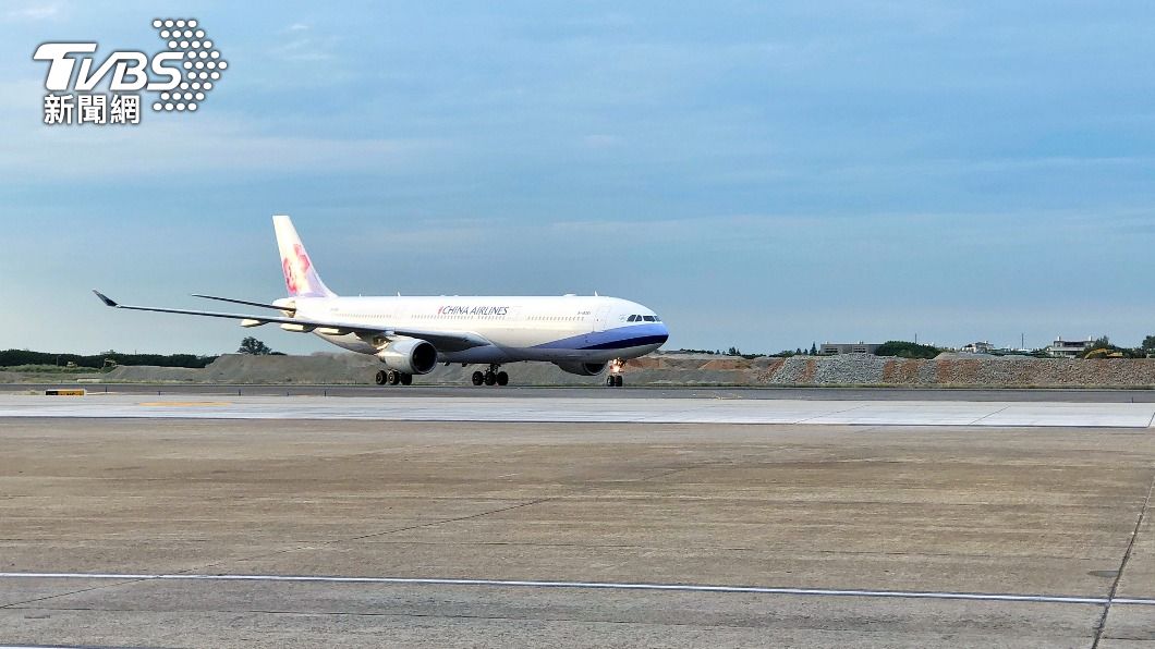 台灣自購AZ疫苗第12批 14.2萬劑運抵桃園機場