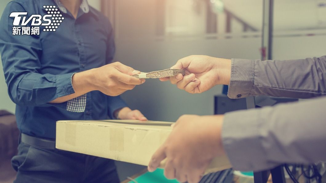 客人在付款時偷放禮券假替現金。(示意圖,非當事人/shutterstock達志影像)