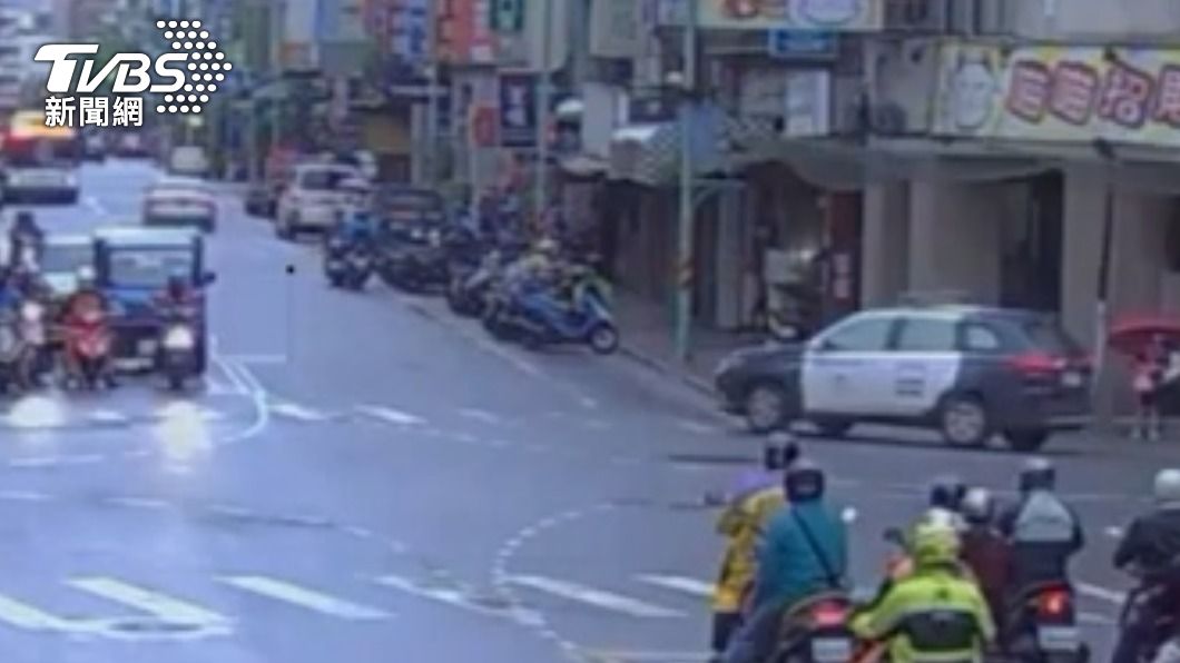 警方追捕許男車輛。(圖/TVBS)