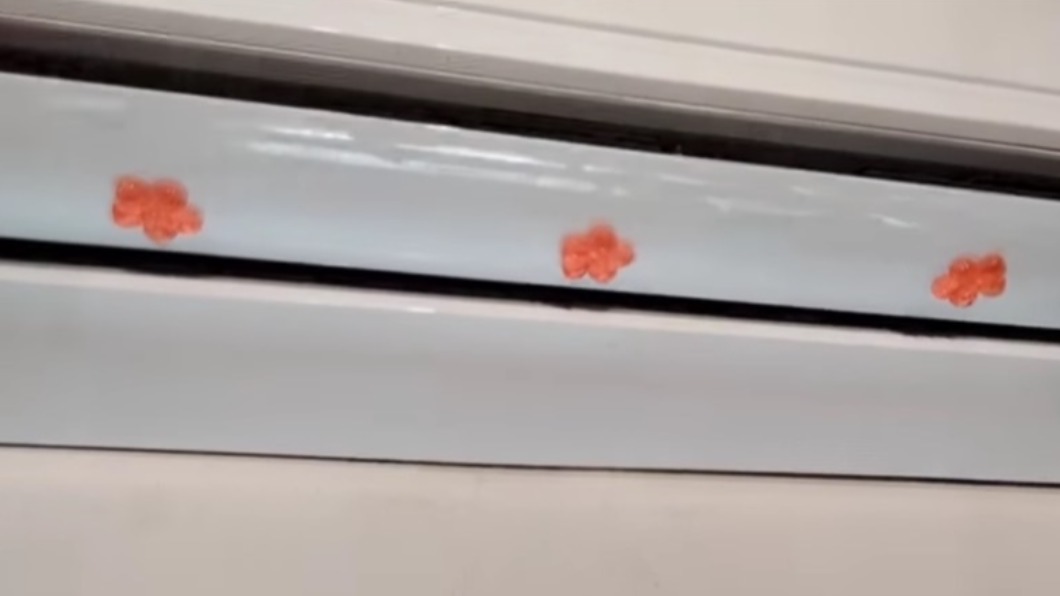 原PO在冷氣口上貼上馬桶除臭小花。(圖/翻攝自《爆廢公社二館》臉書)