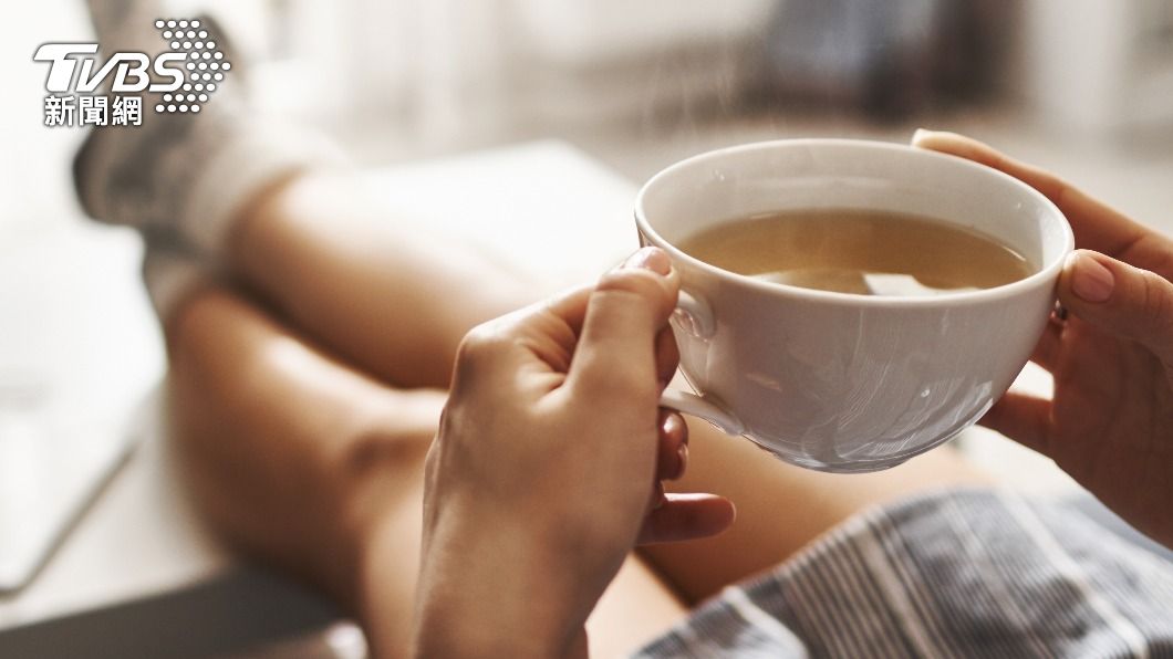 不少網友感嘆已經到了喝熱茶、無糖茶的年紀。(示意圖/shutterstock達志影像)