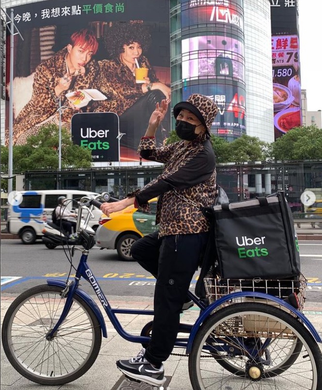 比莉姐騎三輪車外送。(圖/翻攝自比莉IG)