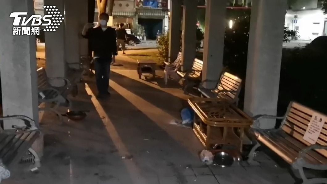 遊民發酒瘋!廟公勸阻遭藤椅砸頭 爆氣持刀砍人