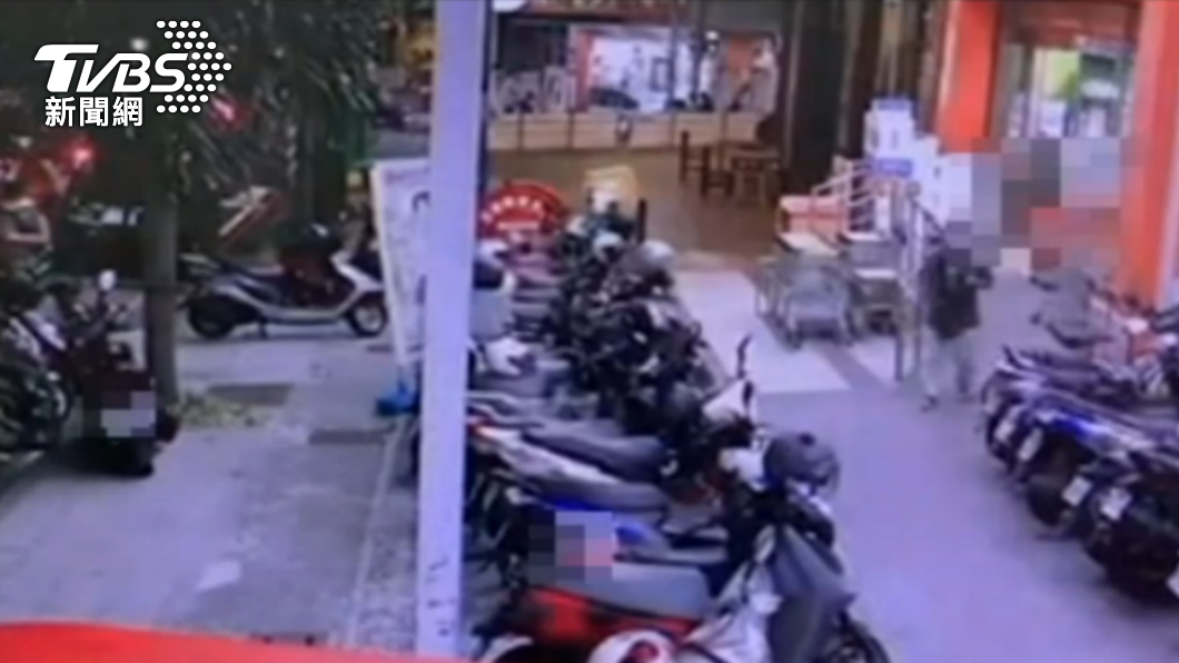 高雄一名滕姓男子從超市購物完,聞到陣陣煎餃香。(圖/警方提供)