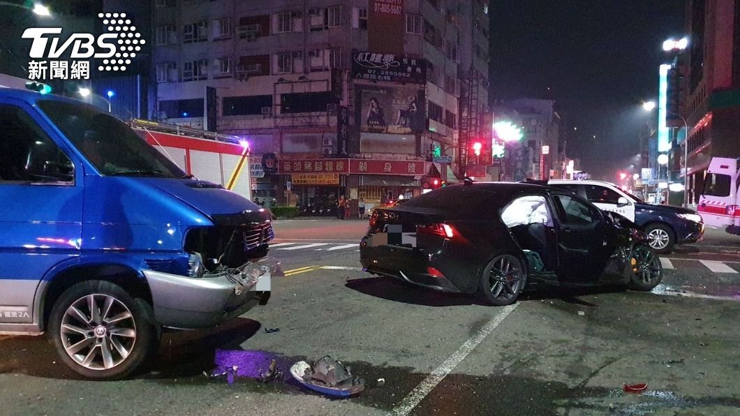 紅燈一路闖!少年仔街頭狂飆 2車無辜遭撞衝進騎樓