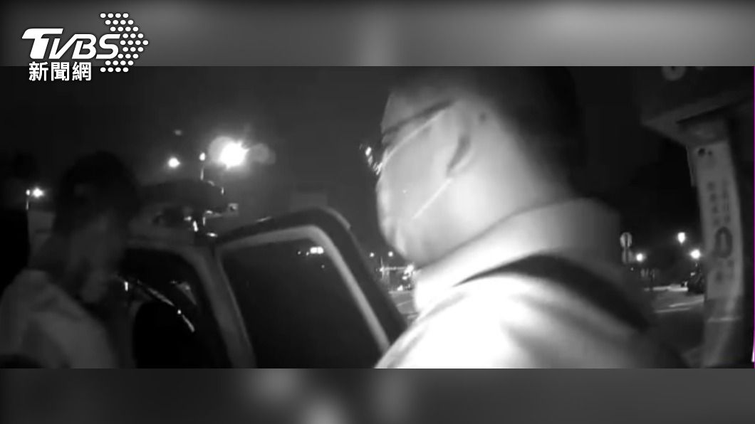 警方見湯男精神不佳，遂上前關心，通緝犯身分也因此曝光。（圖／警方提供）