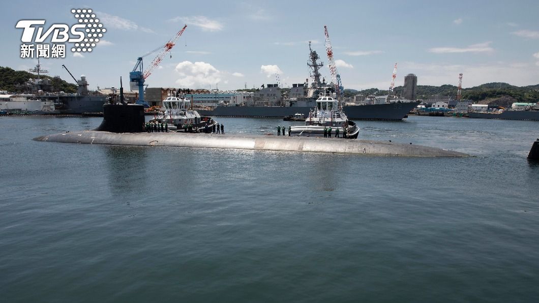 美國海軍核潛艦「康乃狄克號」浮出水面。(圖/達志影像美聯社)