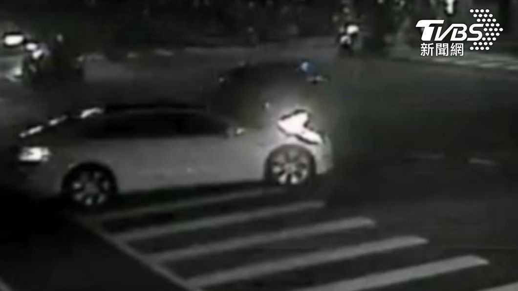 轎車在路口違規左轉。（圖／TVBS）