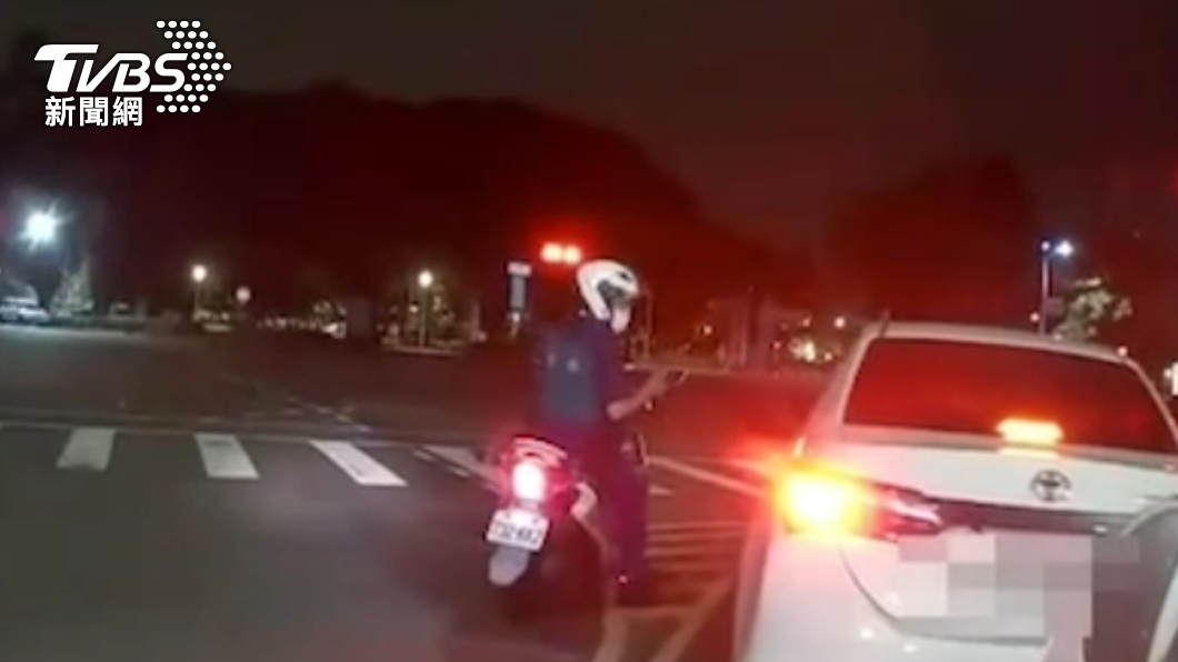 白色轎車因未開大燈遭警攔查。（圖／警方提供）