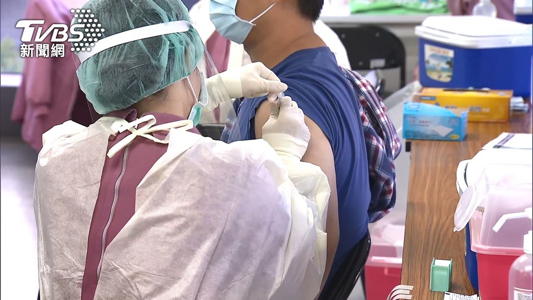 郭董BNT曾遭戳快過期 蔡政府挨酸「自己買到即期品」