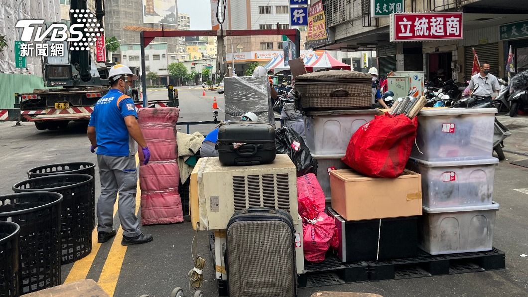 道別城中城!受災戶搬家 陳其邁供電器當入厝禮