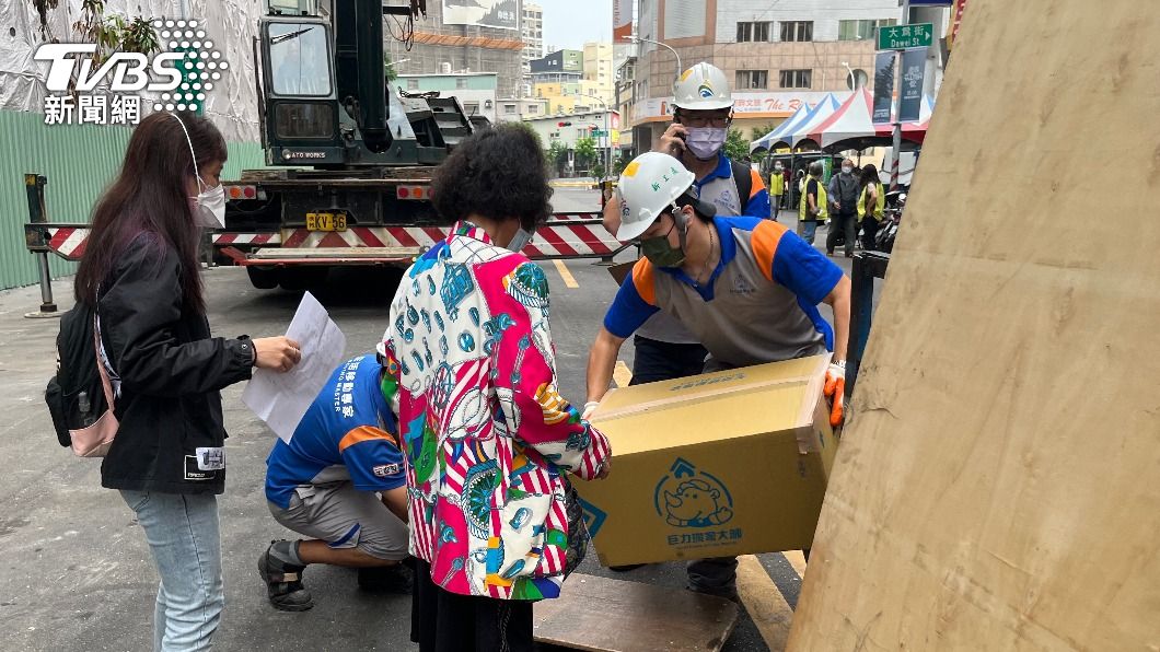 社會局協助城中城受災戶搬家。(圖/高雄市社會局提供)