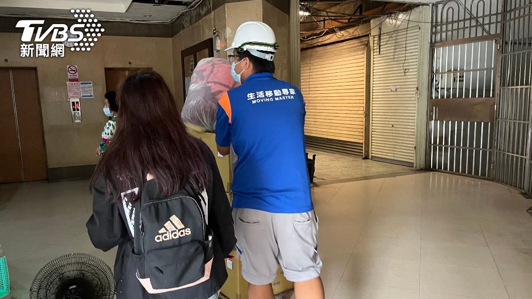 社會局協助城中城受災戶搬家。(圖/高雄市社會局提供)