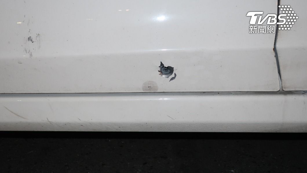 嫌犯車輛被工程行員工擊中。(圖/TVBS)