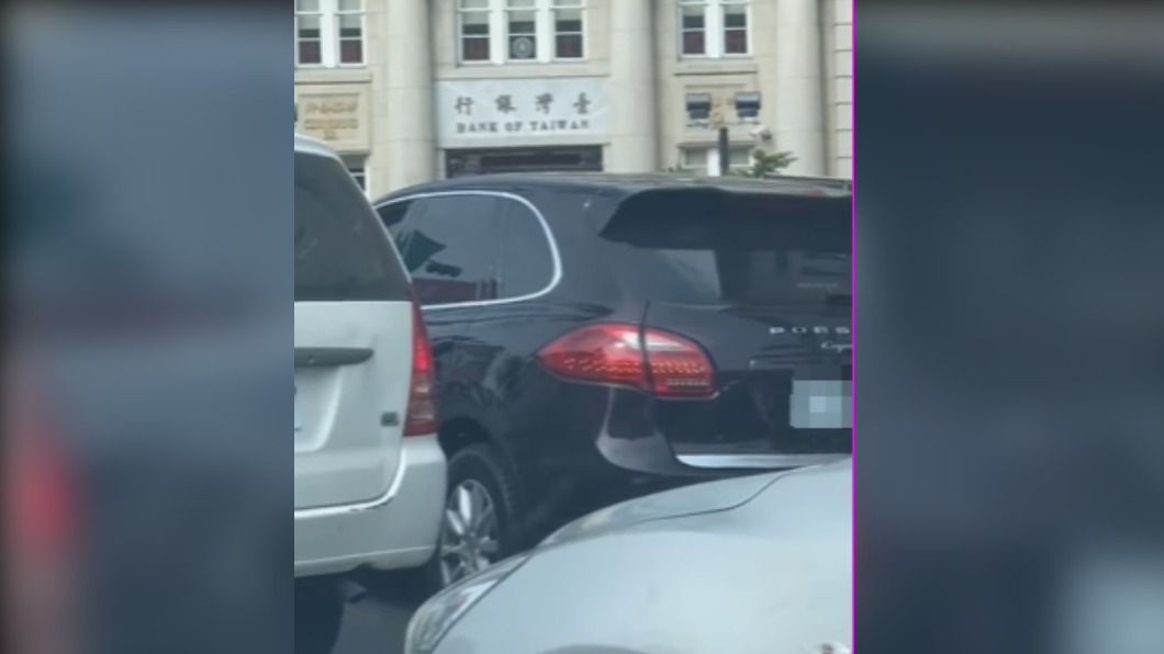 違停的保時捷。（圖／翻攝自屏東人大小事）