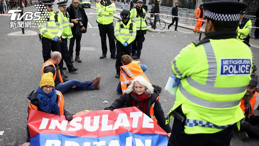 「隔熱英國」(Insulate Britain)賴在地上為氣候發聲。(圖/達志影像路透社)