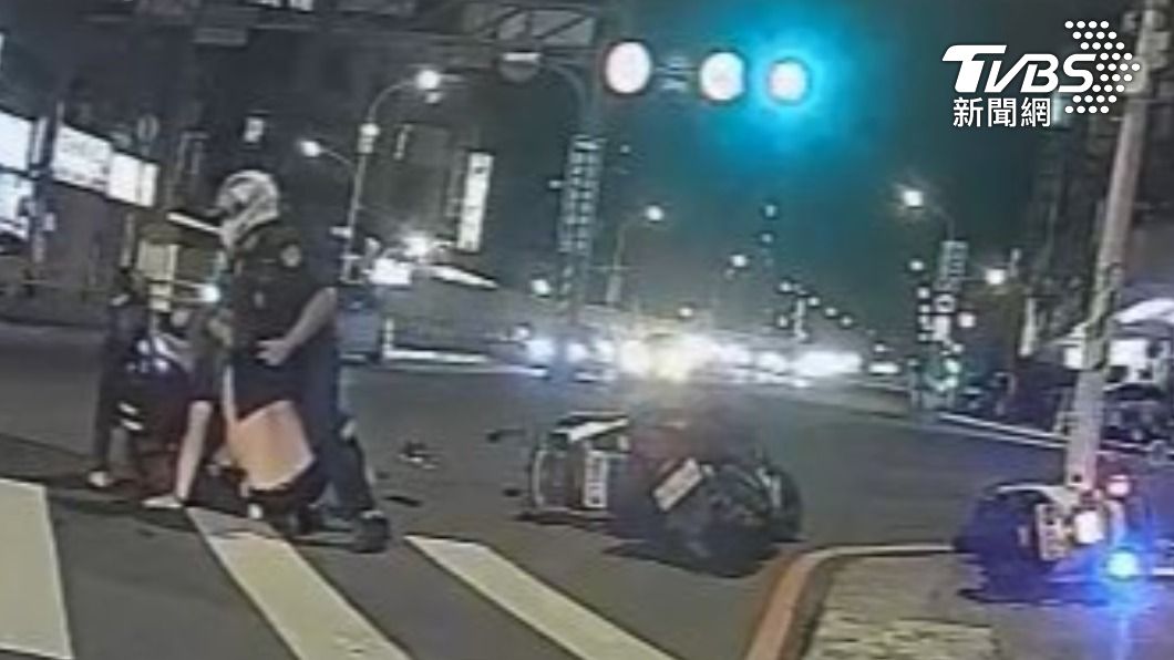 我要缺氧了!毒犯騎車用手機見警心虛 逃跑遭噴辣水壓制