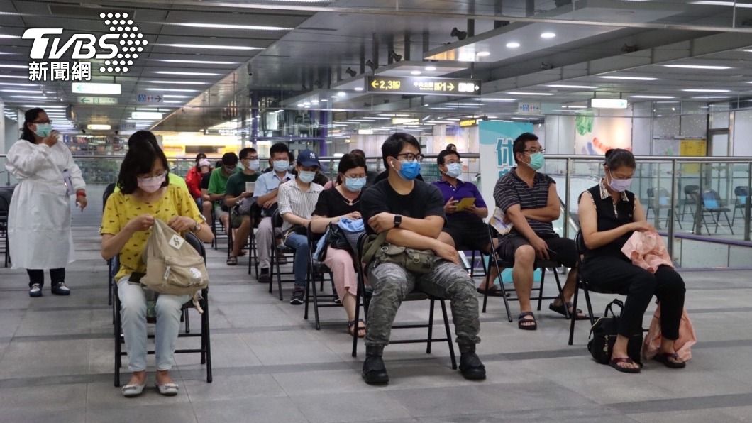 高雄創全國首例!捷運站接種新冠疫苗 民眾直呼:好新奇