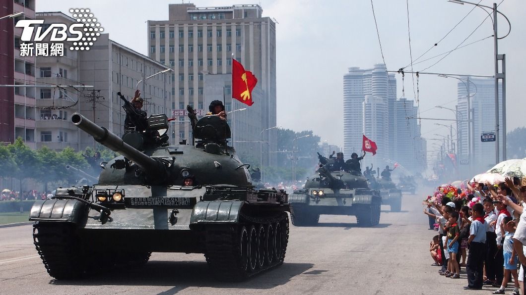 北韓軍用坦克遊行。（圖／shutterstock達志影像）
