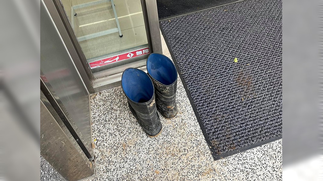 看到店門口擺著雨鞋才驚覺暖心真相。（圖／翻攝自爆料公社）