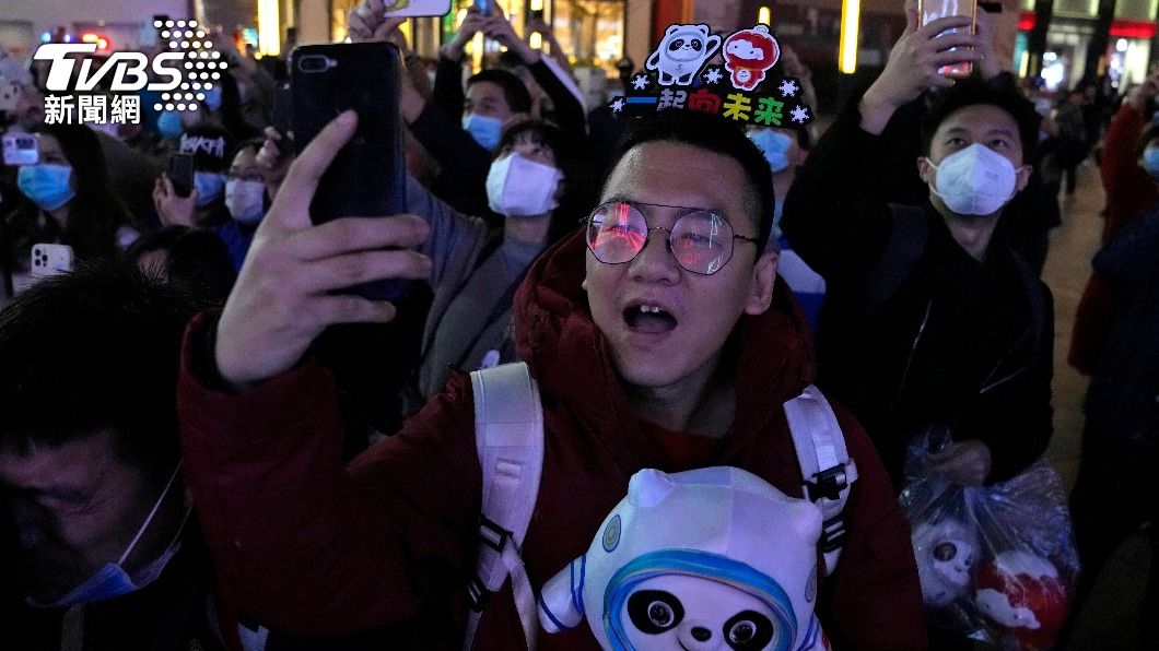 大陸民眾上個月26日上街歡慶北京冬奧倒數100天。（圖／達志影像美聯社） 