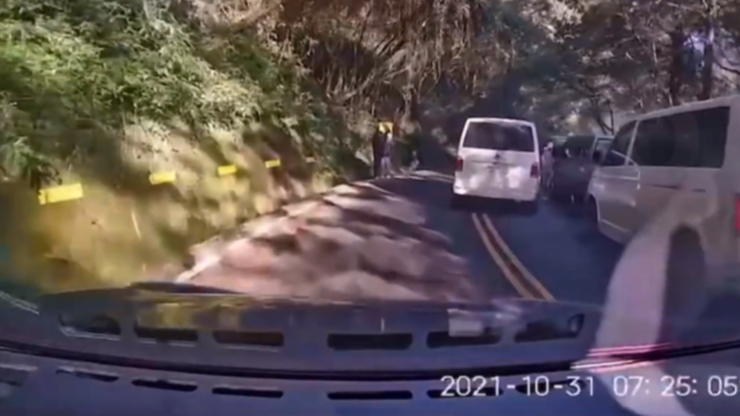 阿里山公路除了違規停車,還有司機併排停車。(圖/民眾提供)