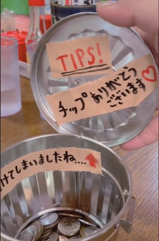 打開後發現竟是給小費的鐵罐。(圖/翻攝自TikTok)