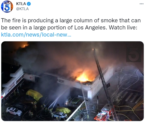 消防人員破壞屋頂後，才能進入火場。（圖／翻攝自KTLA 推特 @KTLA）