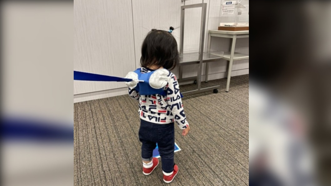 主播拿牽繩拉1歲女兒 網轟「當小孩是狗」她回嗆被讚爆