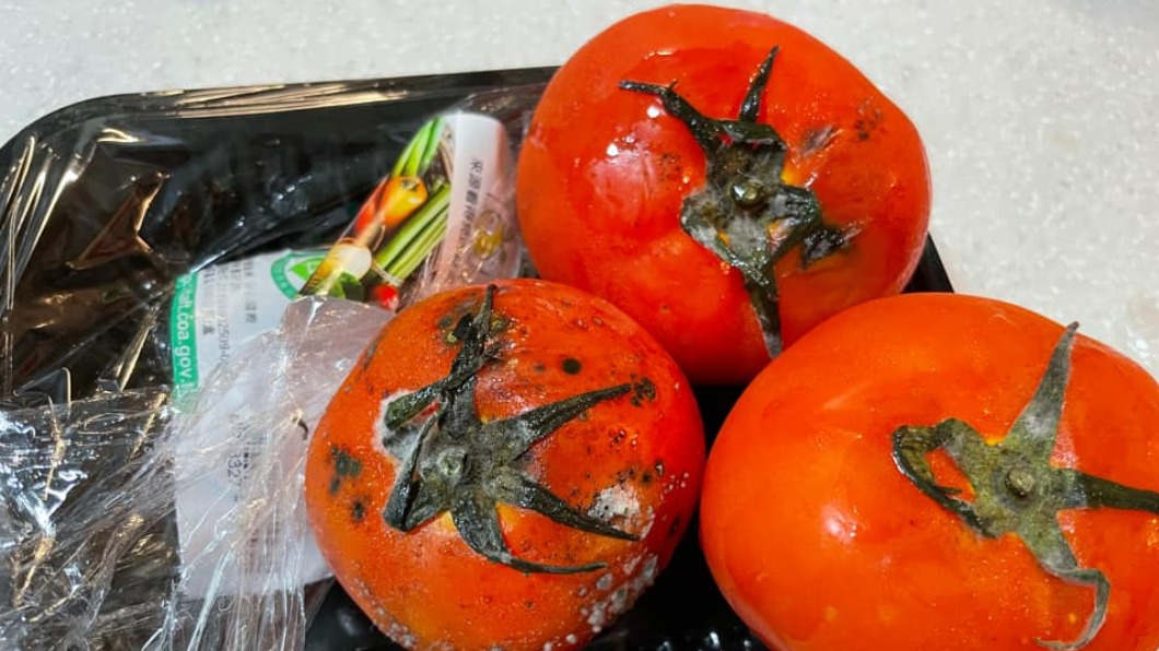 蕭彤雯買了3顆番茄，卻一顆都不能用。（圖／翻攝自蕭彤雯Facebook）