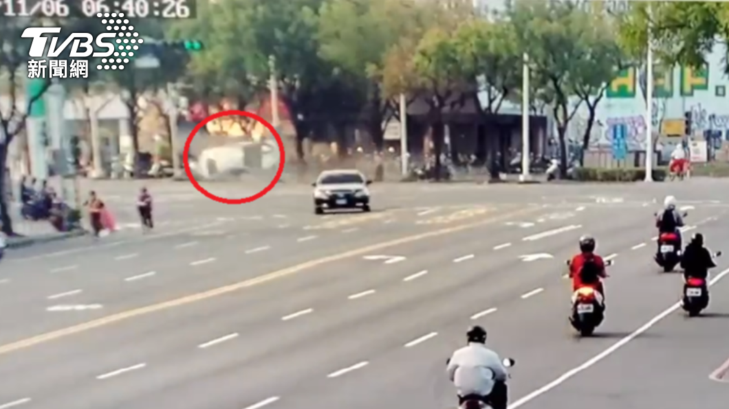 路口監視器拍下翻車的瞬間。(圖/警方提供)