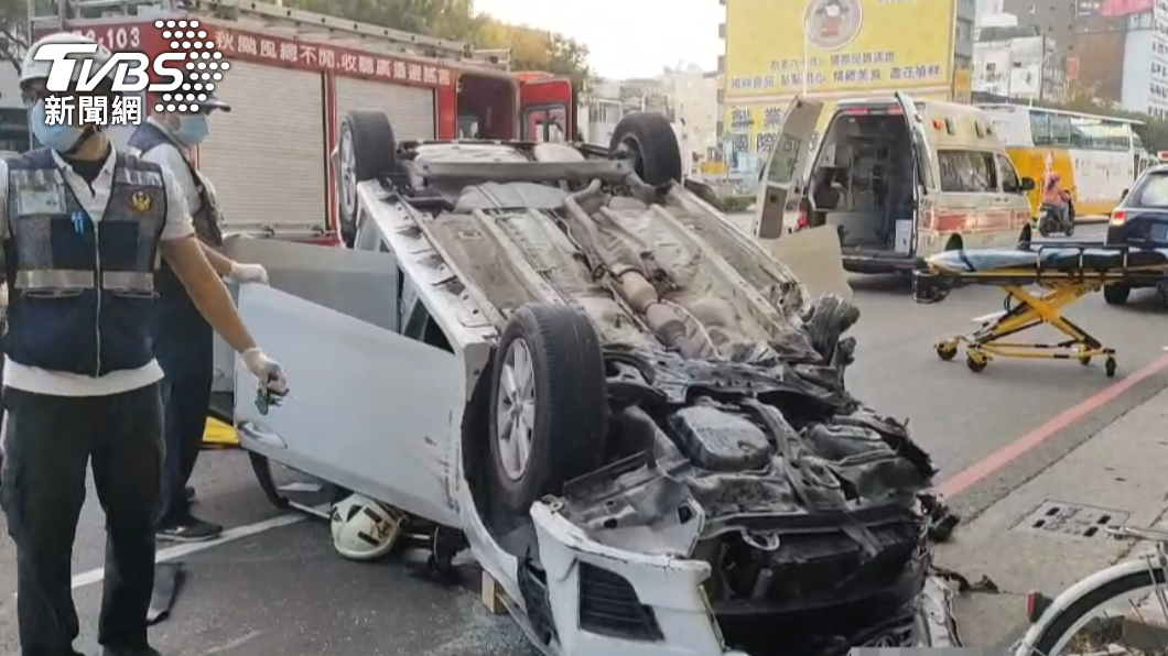 高雄一名高姓男子酒駕翻車。(圖/TVBS)