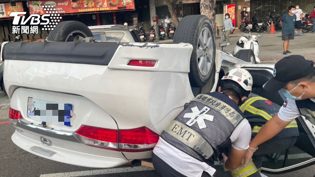酒吧狂歡到天亮!高雄男酒駕「彎不過」 旋轉2圈翻車