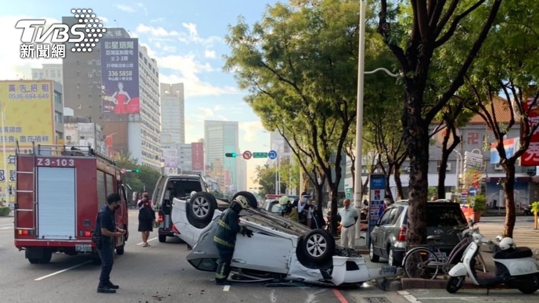 高雄一名高姓男子酒駕翻車。(圖/TVBS)