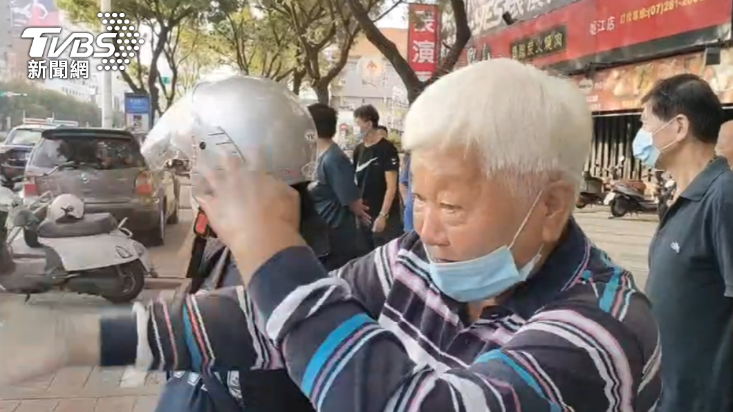 目擊民眾表示,車禍當下,白色轎車一直翻一直翻,要嚇死了。(圖/TVBS)