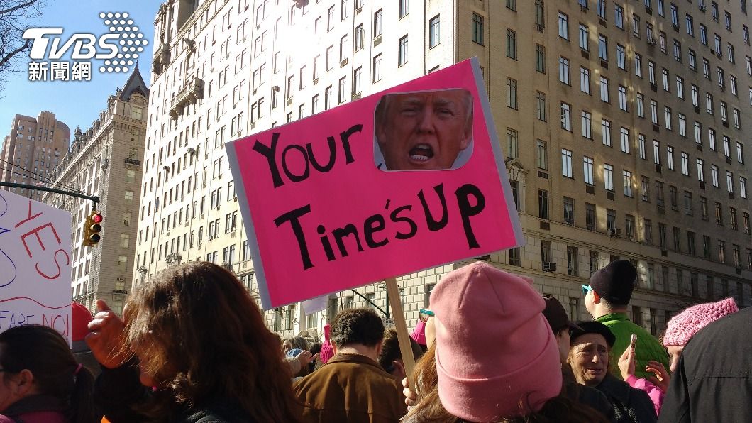 美國前總統川普(Donald Trump)抨擊「#MeToo」,許多民眾上街抗議。(圖/shutterstock達志影像)
