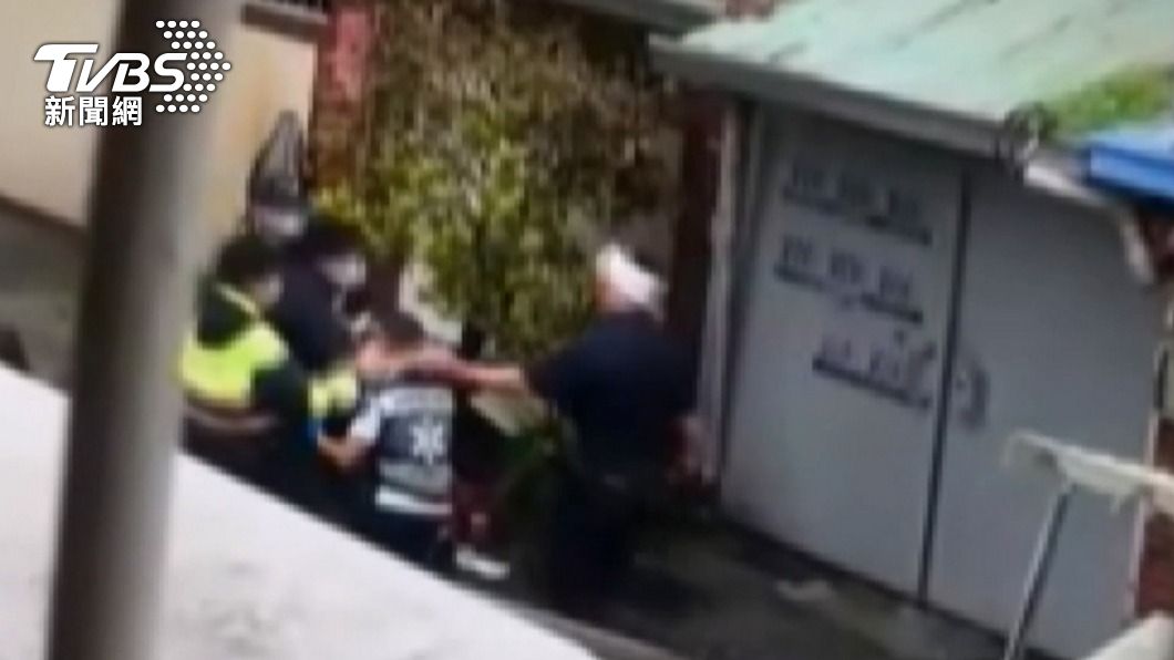 「觀落陰」後性格大變！留英博士揮刀刺警　驚人學歷曝光