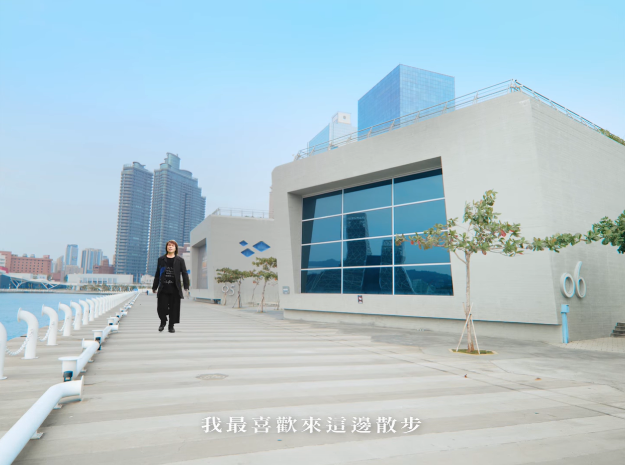 網友痛批合成技術粗糙,伍佰走路沒影子。(圖/翻攝自高雄流行音樂中心臉書)