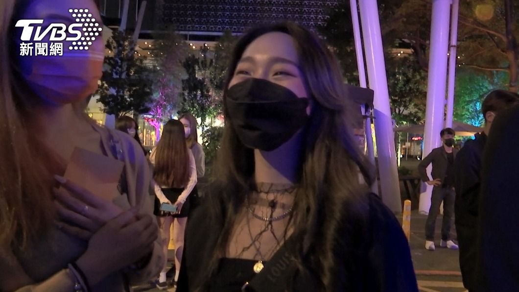 不少年輕人對於夜店重新開幕很開心。