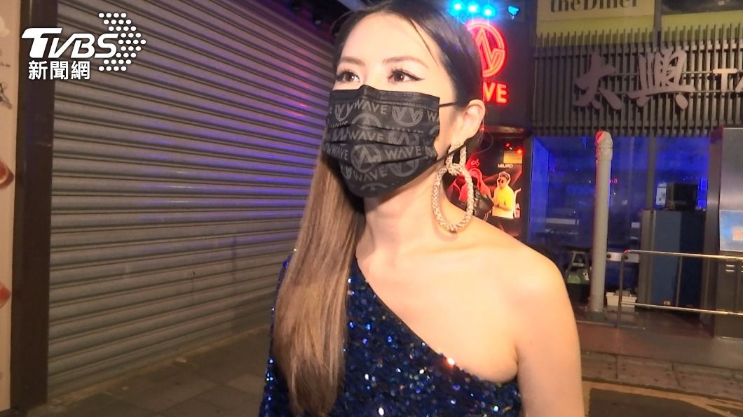 夜店公關說明目前店內相關防疫規定。