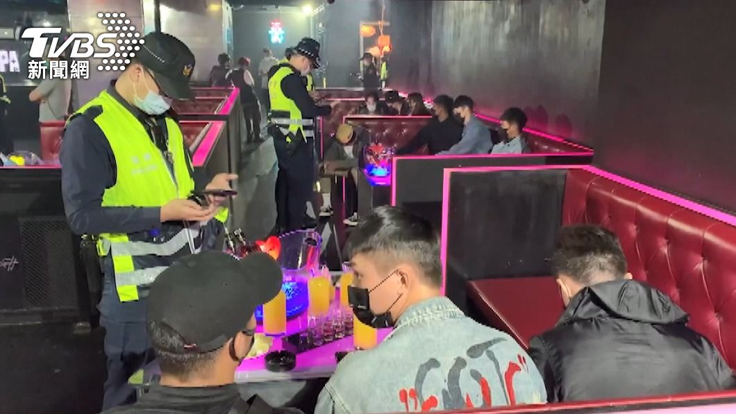 警方到店內臨檢。